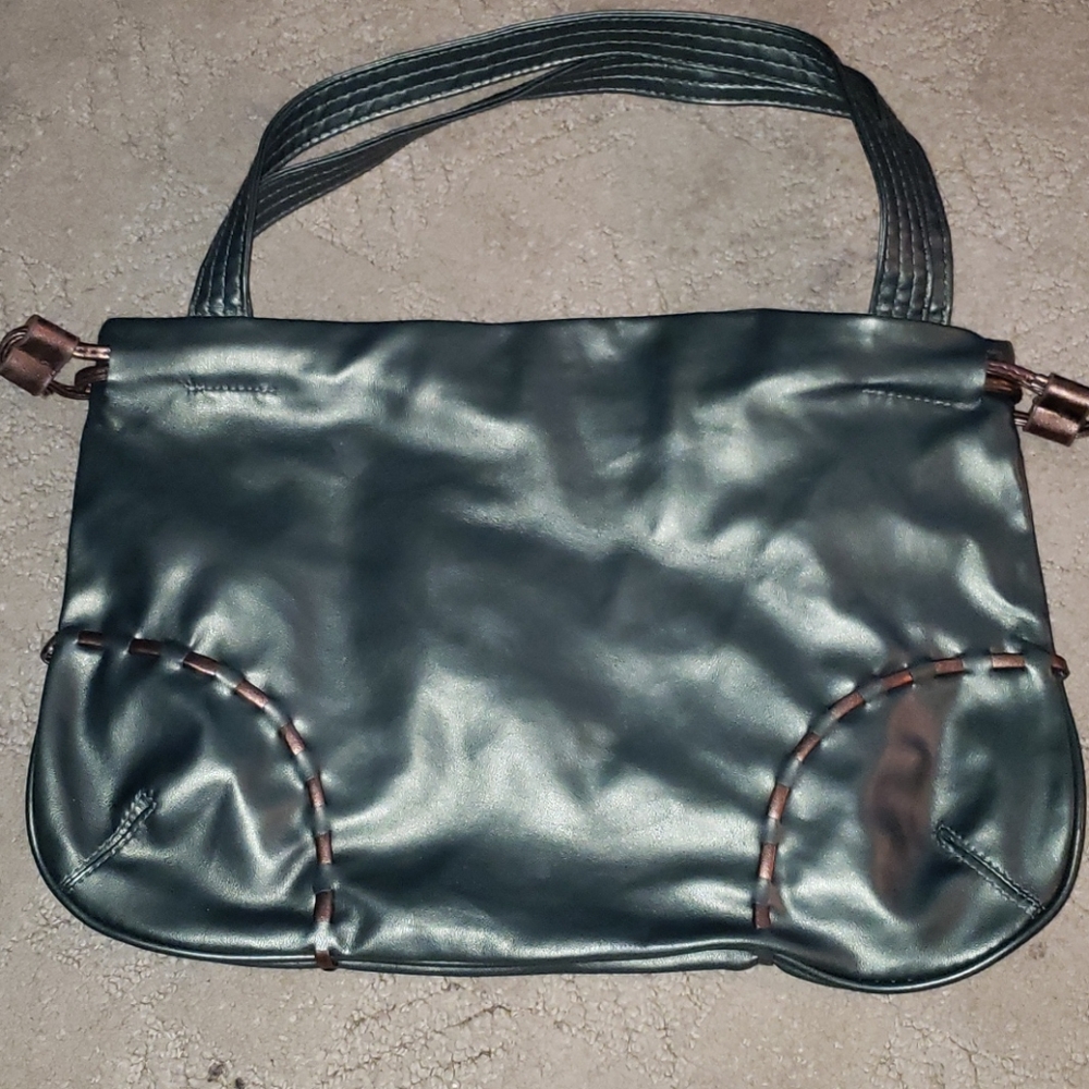 Magnetic snap handbag